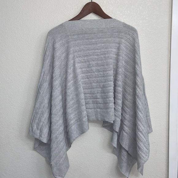 Lululemon Forward Flow Poncho
Heathered Core Ultra Light Grey (Second Release) - Picture 3 of 10